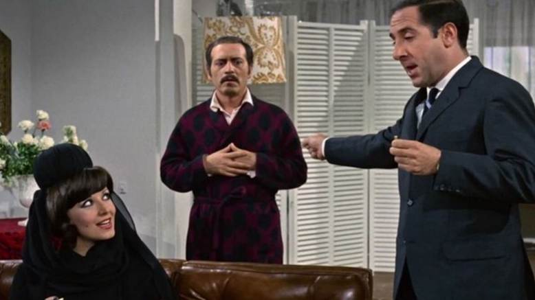 Una persona con un traje de color negro