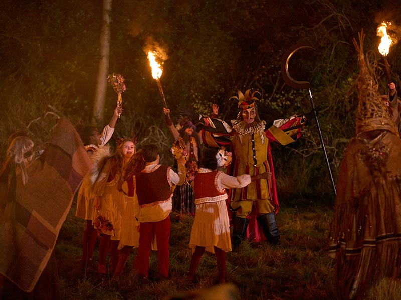 Un grupo de personas en frente de fuego
El contenido generado por IA puede ser incorrecto.