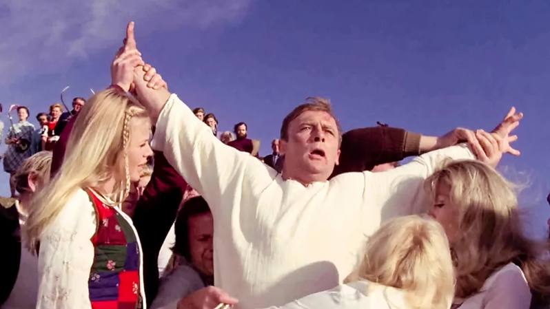 Un grupo de personas junto a una persona
El contenido generado por IA puede ser incorrecto.