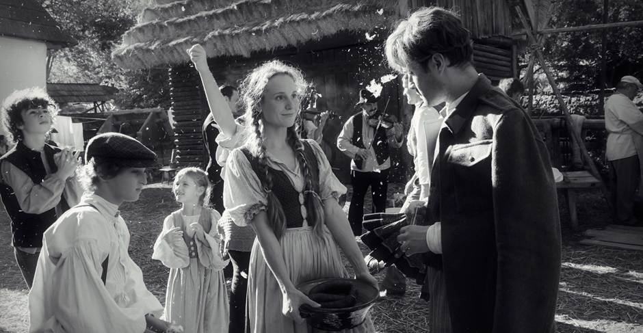 Foto en blanco y negro de un grupo de personas de pie
El contenido generado por IA puede ser incorrecto.