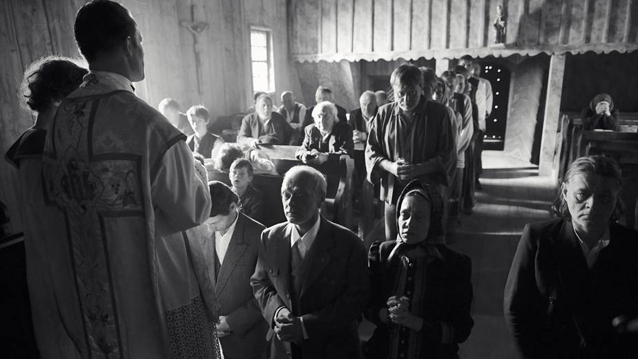 Foto en blanco y negro de un grupo de personas de pie
El contenido generado por IA puede ser incorrecto.