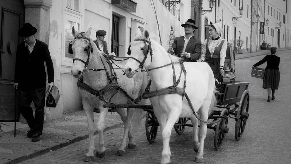 Un grupo de personas en caballo en la calle
El contenido generado por IA puede ser incorrecto.