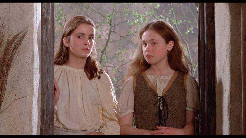 Un par de personas posando delante de una pared
El contenido generado por IA puede ser incorrecto.