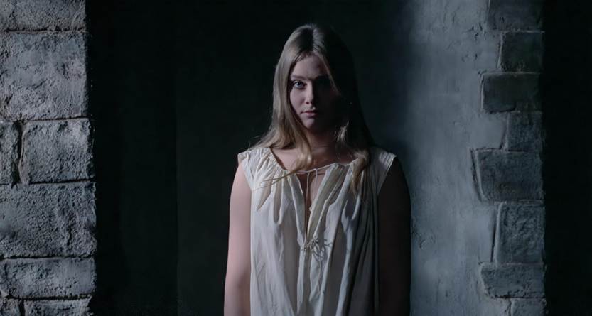 Una mujer con un vestido de color negro
El contenido generado por IA puede ser incorrecto.